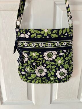 Vera Bradley “Baroque” Print Green/Navy/White Floral Crossbody Purse 💚💙🤍
